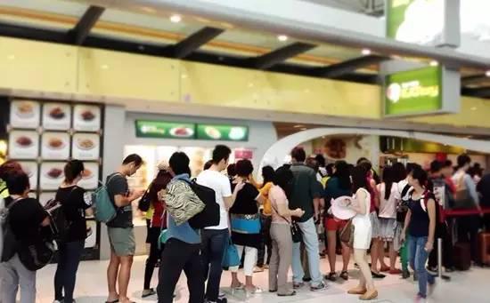顾客排队是件好事,却有可能得罪部分顾客,甚至是优质顾客 顾客排队是件好事,却有可能得罪部分顾客,甚至是优质顾客