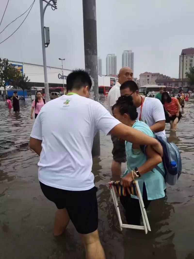 B2B餐饮采购：河东万达广场前的津滨大道辅路因暴雨而积蓄了大量的雨水