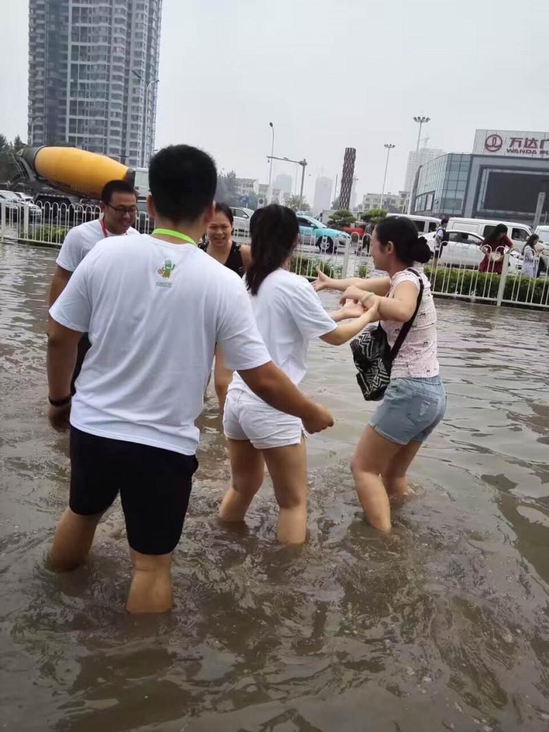 B2B餐饮采购：河东万达广场前的津滨大道辅路因暴雨而积蓄了大量的雨水